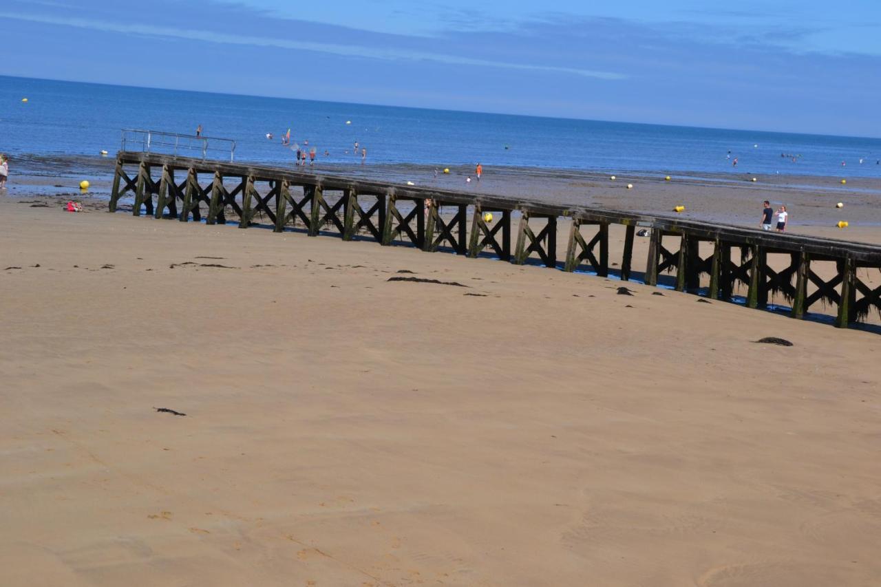 Gite "Au P'Tit Tourois" De Plain-Pied Tout Confort Avec Veranda Proche D'Omaha Beach Et De Bayeux Accueillant Les Animaux Экстерьер фото